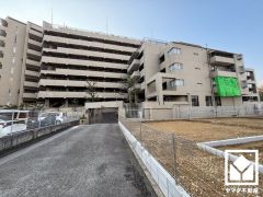 南西・北東向き両面バルコニーで陽当たり、風通し良好。バルコニーが4か所ございますので、お洗濯物をたっぷりと干す事ができます。