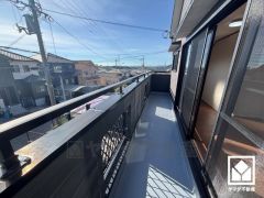 南西向きバルコニーで陽当たり、風通し良好。広々としているため、お洗濯物をたっぷりと干す事ができます。