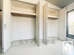 新たに家具を買わなくても良いので、ハンガーパイプ付きのクローゼットは嬉しいですね。奥行きもあり、申し分のない収納力です。