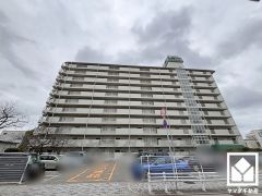 阪急電鉄神戸線「西宮北口」駅まで徒歩約13分、JR東海道本線「甲子園口」駅まで徒歩約18分、阪神電鉄本線「今津」駅まで徒歩約23分の立地。