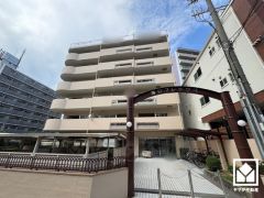 突然の来訪時でも安心なモニター付きインターホンあり。お留守番中のお子様でも簡単に来訪者の確認ができます。