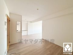 心地よい空間が広がるリビングで、家族みんなが快適に過ごせる時間を提供。