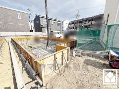 西側に緑豊かな武庫川が流れています。川沿いには遊歩道やサイクリングコース、コスモス園なども整備されています。四季折々の自然を感じながらお散歩や、ジョギング・サイクリングなどの運動も楽しめる住環境です。