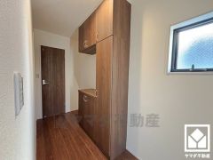 シンプルで洗練された玄関スペース。帰るたびにホッとできる、心地よい住まいの入り口。