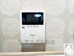 突然の来訪時でも安心なモニター付きインターホンを完備。お留守番中のお子様でも簡単に来訪者の確認ができます。