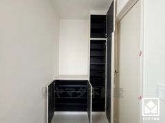 玄関にはシューズボックスを完備。家族の靴もしっかり収納できるので、玄関がいつも片付き、気持ちよくお客様を迎えられます。お出かけの前のチェックにも便利な鏡付きです。