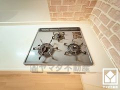 家族のごはん作りがはかどる。同時調理ができる3口コンロ付き。