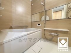 ナチュラルな木目調のアクセントパネルは落ち着いた雰囲気を演出してくれます。