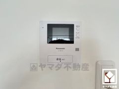 突然の来訪時でも安心なモニター付きインターホンを完備。お留守番中のお子様でも簡単に来訪者の確認ができます。