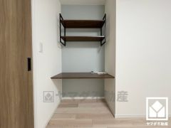 約5.4帖の洋室にはカウンターデスクと棚が設置されており、空間を無駄なく活用。ワークスペースや、お子様の学習机などとしてもご利用いただけます。