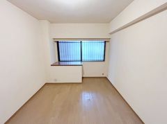 約6.4帖の洋室です。カウンターデスクがあり、ワークスペースやお子様の勉強机としてもお使いいただけます。窓際なので手元が明るく、作業がはかどります。