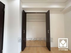 クローゼットは奥行きがあるので、収納力も申し分ありません。スーツケースなどの大物もしっかり収納できます。