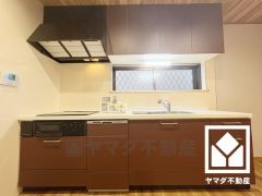 キッチンは空間を有効活用できる壁付けタイプ。窓がございますので、昼間は手元が明るく、お料理がはかどります。右手には勝手口があり、換気やゴミ出しなどに便利です。