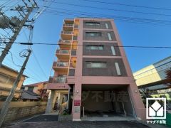 陽光に映える美しい外観。街並みに馴染みながらも、ひときわ目を引く存在感。