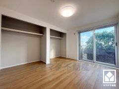 約6帖の南側洋室です。バルコニーにつながるお部屋で、通風・陽当たり良好。