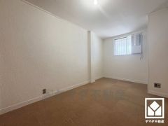 約6.5帖の洋室です。大きな窓からは明るい光が降り注ぎます。柔らかな光が差し込むお部屋で、快適で落ち着いた生活をお送りいただけます。