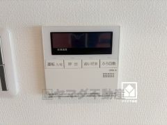 ボタン1つで自動でお湯張りができるオートバス機能付き。追い炊き機能もございますので、いつでも温かいお風呂に入ることができます。