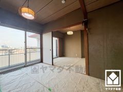 バルコニーにつながるお部屋で、通風・陽当たり良好。洋室へ変更となります。（2025年10月下旬リノベーション完了予定：床材新規貼替）