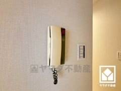 インターホンあり。来客があっても家の中で対応可能なので、防犯面で安心です。
