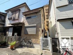 玄関は引き戸の格子窓から光が差し込み、外出時にも帰宅時にも、明るい気持ちになれます。