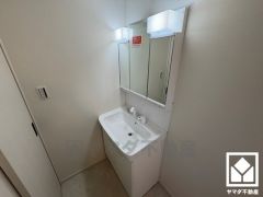 収納豊富でスッキリお使い頂ける3面鏡の洗面台です。洗面ボウルが広めなので、忙しい朝でも身支度がしやすく時短になります。