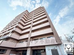 キッチンはカウンター付きの対面式。配膳や片付けがしやすく、お料理中でもお子様の様子が分かって安心です。