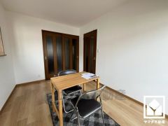 リビングに隣接した引き戸のお部屋で、一体利用も可能です。2WAYのお部屋なので出入りがしやすく、風通しも良好です。