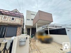 南向きカーポートバルコニーが魅力の、デザイナーズライクなおしゃれな外観。窓が多く、陽当たりの良い立地。