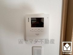 突然の来訪時でも安心なモニター付きインターホンを完備。お留守番中のお子様でも簡単に来訪者の確認ができます。