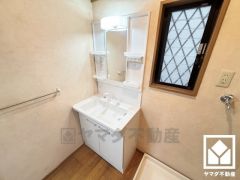 広々カウンターと多機能収納で、スッキリ整理整頓できる洗面台。令和7年2月交換済。