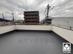 広々とした屋上ルーフバルコニーがあり、陽射しを感じながら贅沢な時間を過ごすことができます。