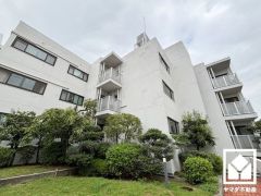 敷地内は木々が多く植えられていて、四季の移り変わりが感じられる緑豊かな景観です。敷地内にはテニスコートがございます。隣接して小さな公園もございますので、子育て世帯の方にもお勧めです。