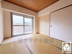 陽光がたっぷり差し込む洗練された和室。温かみのある畳のスッキリとしたデザインが、暮らしを心地よく彩ります。