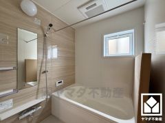 清潔感あふれる空間で、毎日のバスタイムをより快適に。真冬の寒い浴室を暖かく、また雨の日の洗濯物の乾燥にと多用途に活躍する浴室暖房乾燥機付きです。