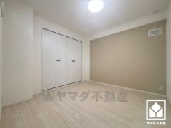 約5.4帖の洋室です。お子様のお部屋などにも丁度良い広さです。