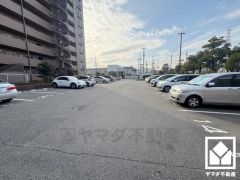 敷地内に駐車場を完備（月額10000円）。重い荷物や雨の日の移動もスムーズで、快適なカーライフを実現。空き状況等は弊社スタッフまでお気軽にお問い合わせください。