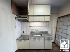 キッチンは空間を有効活用できる壁付けタイプ。（2025年10月下旬リノベーション完了予定：システムキッチン新規交換）