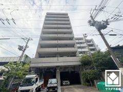 キッチンはカウンター付きの対面式。お料理中でもお子様の様子が分かって安心です。2025年10月新品交換予定。