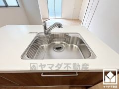 清潔感あふれるシンクで、毎日を気持ちよくスタート。浄水器付きなので、いつでも安心・安全な水をお使いいただけます。