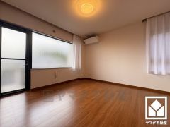 約10.5帖の洋室です。バルコニーにつながるお部屋で、通風・陽当たり良好。大きな窓からは明るい光が降り注ぎます。