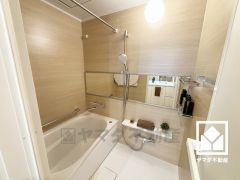 1日の疲れを癒す浴室でゆったりリフレッシュ。ナチュラルな木目調のパネルは落ち着いた雰囲気を演出してくれます。鏡が横長なので、お子様でも見やすく便利です。