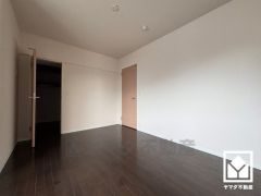 約9帖の洋室です。ウォークインクローゼット付きの洋室で整理整頓しやすいです。