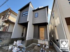 1階・2階のホールにも収納スペースを完備。日用品や小物もスマートに片付き、住空間を広々お使いいただけます。