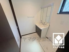 使いやすさが考えられた3面鏡です。洗面ボウルが広めなので、忙しい朝でも身支度がしやすく時短になります。