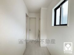 シンプルで洗練された玄関スペース。帰るたびにホッとできる、心地よい住まいの入り口。