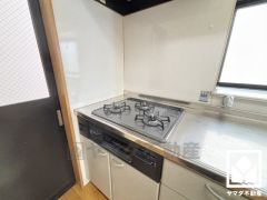 毎日の料理がもっとスムーズに。便利な3口コンロ付きキッチン。令和7年2月交換済。