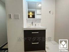 収納付きでスッキリお使い頂ける洗面台です。洗面ボウルが広めなので、忙しい朝でも身支度がしやすく時短になります。