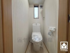 トイレが1階と2階にあるので、朝の忙しい時間にも混雑せず快適です。小窓が付いており、明るく換気のしやすい空間です。