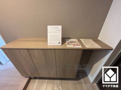 シューズボックスの上部は広々としたインテリアスペースになっており、写真やお花、インテリア雑貨などを飾ることができます。