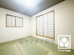 約6帖の2階和室です。陽光がたっぷり差し込む洗練された和の空間。温かみのある畳のスッキリとしたデザインが、暮らしを心地よく彩ります。